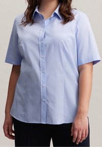 Ljusblå kortärmad skjorta med knapp i smidigt, lätt material, med klassisk krage och subtil skräddarsydd passform.