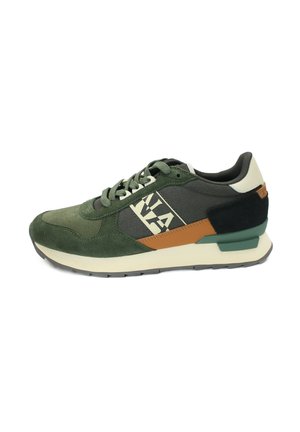 Sneaker verde e grigio con tomaia in suede e mesh, caratterizzata da un accento in pelle marrone, un'intersuola crema e un logo decorato sul lato.