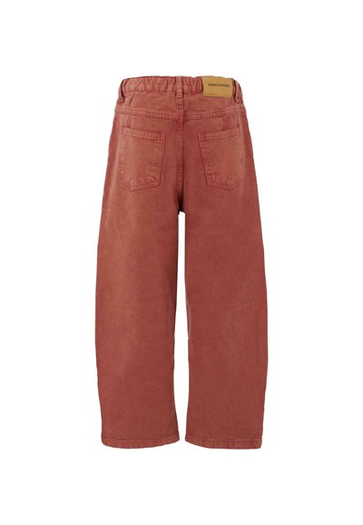 Pantaloni culotte rossi, tagliati in larghezza e realizzati in un tessuto di cotone texturizzato. Presentano un elastico in vita e due tasche posteriori. Etichetta in pelle sulla vita.