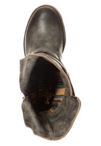 Brązowe skórzane botki za kostkę o luźnym fasonie, z teksturowaną powierzchnią i kolorowym, paskowanym materiałem wykończeniowym widocznym na górnym otworze.