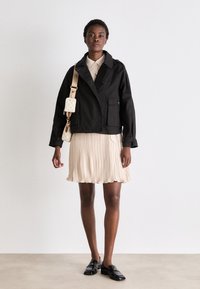 Unselected, offwhite