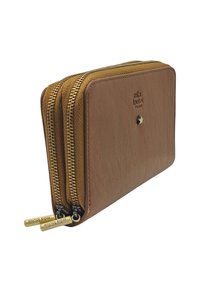 Portefeuille en cuir marron avec deux fermetures éclair dorées, surface texturée, logo embossé à l'avant et forme rectangulaire.