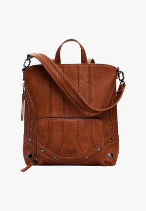 Borsa in pelle sintetica marrone con cuciture intricate, manico superiore e tracolla staccabile. Presenta una tasca frontale con zip e borchie decorative.