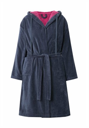 Accappatoio con cappuccio di colore blu navy, foderato in fleece rosa, con cintura in vita, due tasche frontali e finitura in tessuto testurizzato.