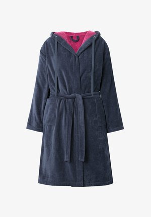 Accappatoio con cappuccio di colore blu navy, foderato in fleece rosa, con cintura in vita, due tasche frontali e finitura in tessuto testurizzato.
