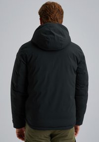 Schwarze gepolsterte Jacke mit Kapuze, aus glattem Material, mit geradem Schnitt und ohne sichtbare Muster oder Verzierungen.
