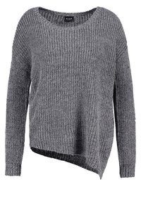 Maglione grigio lavorato a maglia con maniche lunghe, scollatura rotonda e orlo asimmetrico, dotato di un'etichetta visibile del marchio Vila all'interno del colletto.