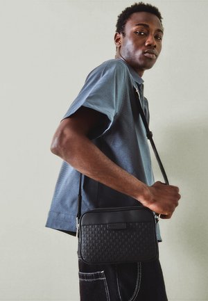 Bershka MONOGRAM EMBOSSED  - Keresztpántos táska - black