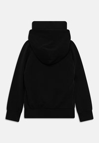 Felpa nera con cappuccio dal texture morbido, dotata di tasca a marsupio, polsini a costine e vita aderente. Vista posteriore mostrata.