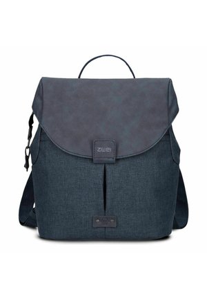 Zaino in tessuto grigio scuro con chiusura a patta, maniglia superiore, spallacci regolabili e piccolo logo del marchio al centro davanti.