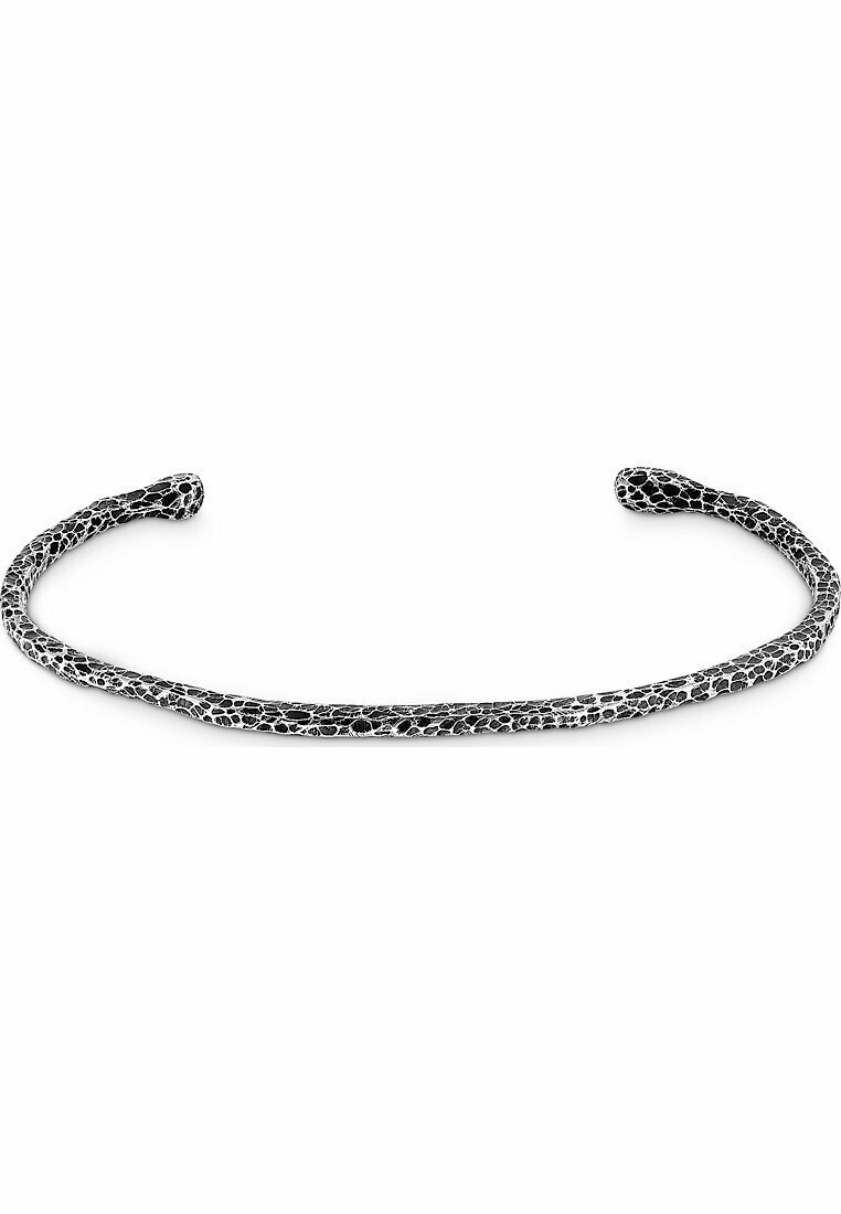 Bracciale in metallo nero con un design testurizzato che ricorda un serpente. Fascia aperta con una finitura liscia, con dettagli sottili che sembrano squame.