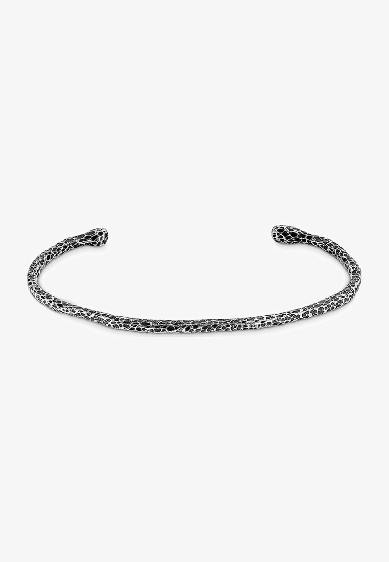 Bracciale in metallo nero con un design testurizzato che ricorda un serpente. Fascia aperta con una finitura liscia, con dettagli sottili che sembrano squame.