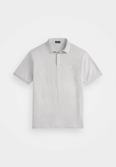 Svetlo siva polo majica iz teksturiranega bombaža s klasičnim ovratnikom, zapenjanjem na dva gumba in majhnim vezenim logotipom na prsih.