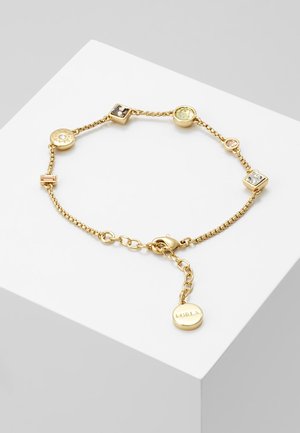 Zarter Goldkettenarmband mit mehrfarbigen Edelsteinanhängern und einem runden Anhänger, eingraviert mit einem Markennamen, auf einer weißen Oberfläche.