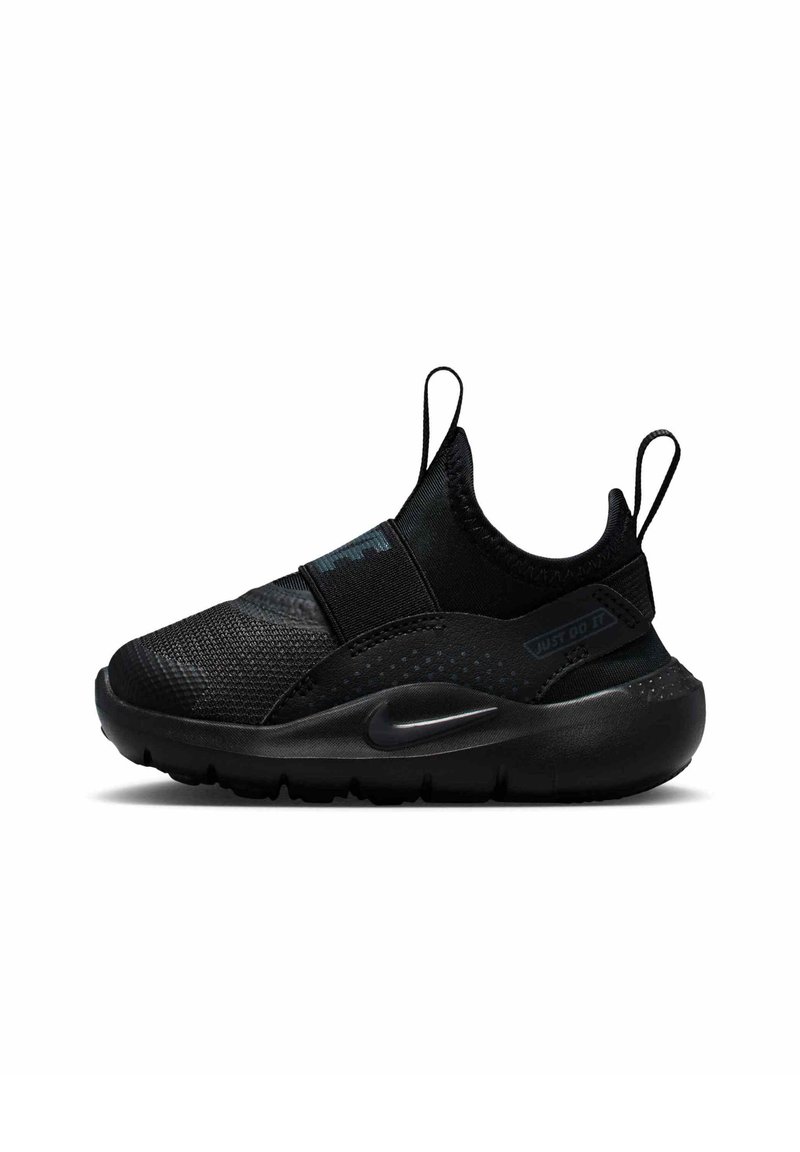 Chaussure de sport noire à enfiler avec bande élastique, tirettes au talon et à la languette, semelle rembourrée, et logo swoosh de Nike sur le côté.
