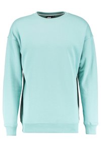 Sudadera de cuello redondo en azul claro, hecha de tela suave. Presenta mangas largas, puños y dobladillo acanalados, y un diseño sencillo y sin adornos.