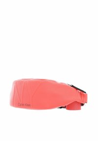 Banane Calvin Klein en corail vif, avec logo "NY" embossé, texture douce en cuir, sangle réglable et fermeture éclair argentée.