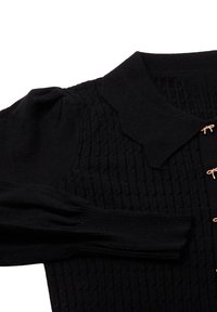 Schwarzer gestrickter Cardigan mit langen Ärmeln, strukturiertem Muster, gepufften Schultern, gerippten Bündchen, spitzem Kragen und kleinen, roségoldenen, schleifenförmigen Knöpfen.