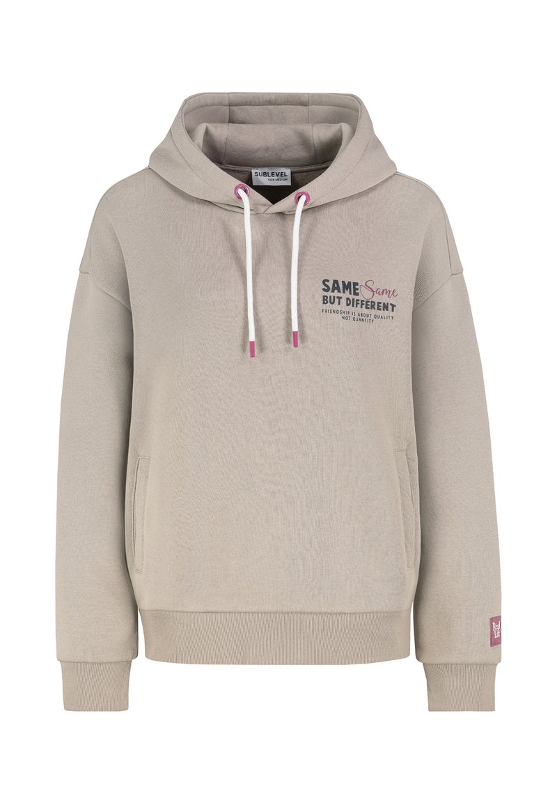 Beige Kapuzenpullover mit einer Fronttasche, Kordelzügen und aufgedrucktem Text. Verfügt über gerippte Bündchen und einen kleinen Logo-Patch am Ärmel.