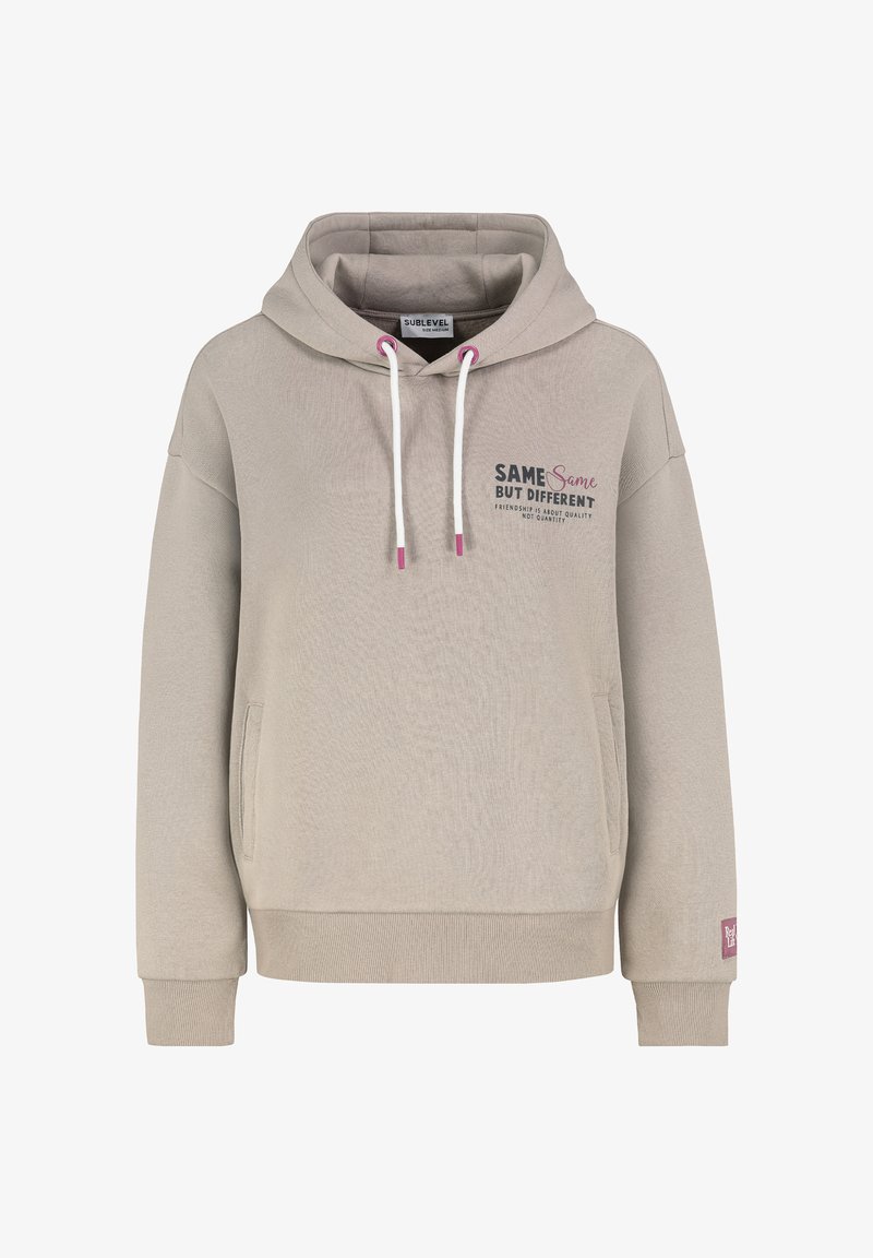 Beige Kapuzenpullover mit einer Fronttasche, Kordelzügen und aufgedrucktem Text. Verfügt über gerippte Bündchen und einen kleinen Logo-Patch am Ärmel.