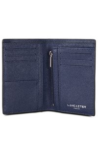 Portafoglio in pelle blu scuro con multiple tasche per carte, un compartimento con zip e una finitura testurizzata con logo del marchio in rilievo.