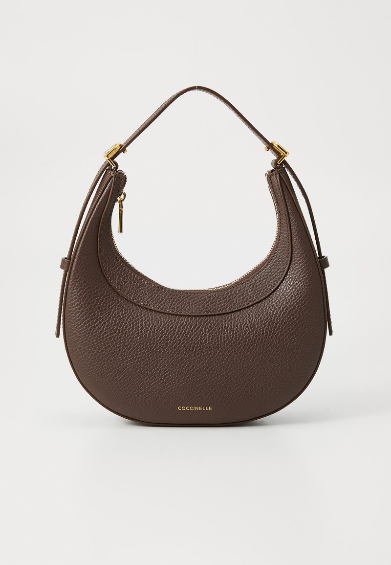 Bolsa de ombro em couro castanho com forma curva, detalhes em hardware dourado e fecho em zíper. Apresenta um acabamento texturizado e logotipo na parte da frente.