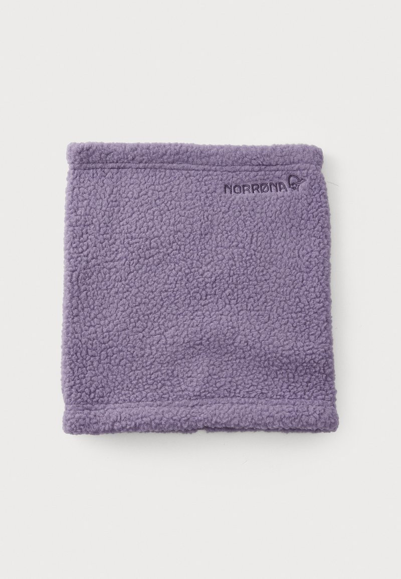 Lila bolyhos nyakmerevítő, textúrált felülettel és overlock varrással, az egyik oldalon diszkrét hímzett logóval.