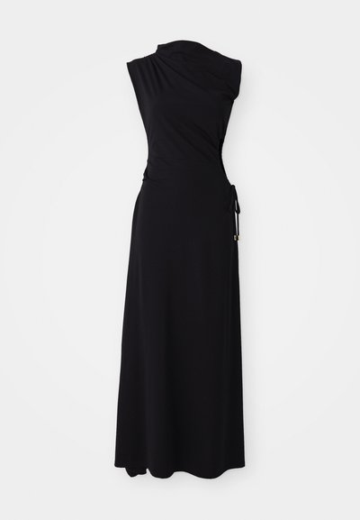 Rochie neagră, fără mâneci, cu un design pe un umăr, talie strânsă și detalii cu nod pe lateral. Fabricată dintr-un material moale și elastic. Lungime până la podea.
