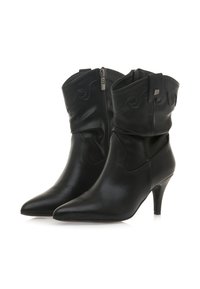 Botas de cuero negras hasta el tobillo con punta afilada, diseño sin cordones y tacón pequeño; cuentan con un cierre de cremallera y costuras decorativas en la parte superior.