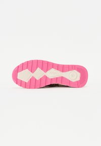 Suola della scarpa con una base in gomma rosa decorata con motivi orizzontali e a diamante, completata da una sezione color crema e un logo in rilievo.