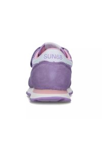 Sneaker in suede viola con suola in gomma rosa e bianca. Presentano un colletto imbottito e il nome del marchio "SUN68" stampato sul tallone.