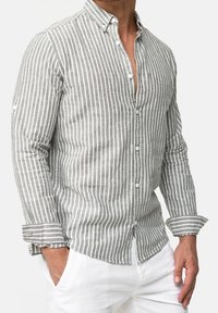 Grau-weißer gestreifter Leinenhemd mit Button-Down-Kragen, langen Ärmeln und einer lässigen Passform. Die Manschetten sind mit kleinen Knopfdetails verziert.