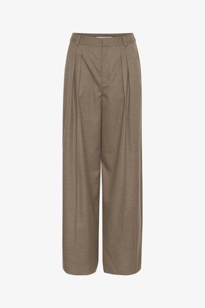 Plisuoti plačių kojų kelnių modeliai šviesiai rudos spalvos audinyje, su struktūruotu juosmeniu ir lygiu paviršiumi, sukurti komfortui ir universalumui.