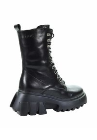 Czarne skórzane botki za kostkę z masywną platformą, sznurowanym przodem i srebrnymi oczkami. Posiadają gładką fakturę oraz wzmocnioną pętlę z tyłu.