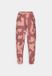 Cargo-byxor i en dämpad rosa och burgundy geometrisk mönster, med elastisk midja och sidofickor. Slät, lättviktig tyg.