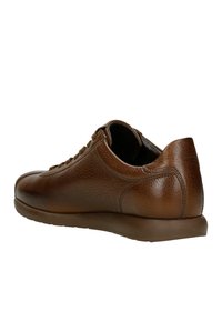 Sneaker in pelle marrone con finitura texture, caratterizzato da un profilo basso, design con lacci e una suola in gomma resistente per il comfort.