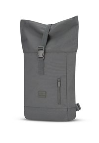 Harmaa rullautuva reppu, joka on valmistettu tekstuurilla varustetusta kankaasta. Repussa on säädettävä olkahihna, etuosa vetoketjullinen tasku ja brändilogo-patch alaosassa.