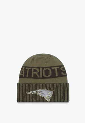 Cappello di lana verde con risvolto. Presenta la scritta "PATRIOTS" in una tonalità più chiara e un'etichetta con il logo di una bandiera che vola sul fronte. Texture a coste verticali.