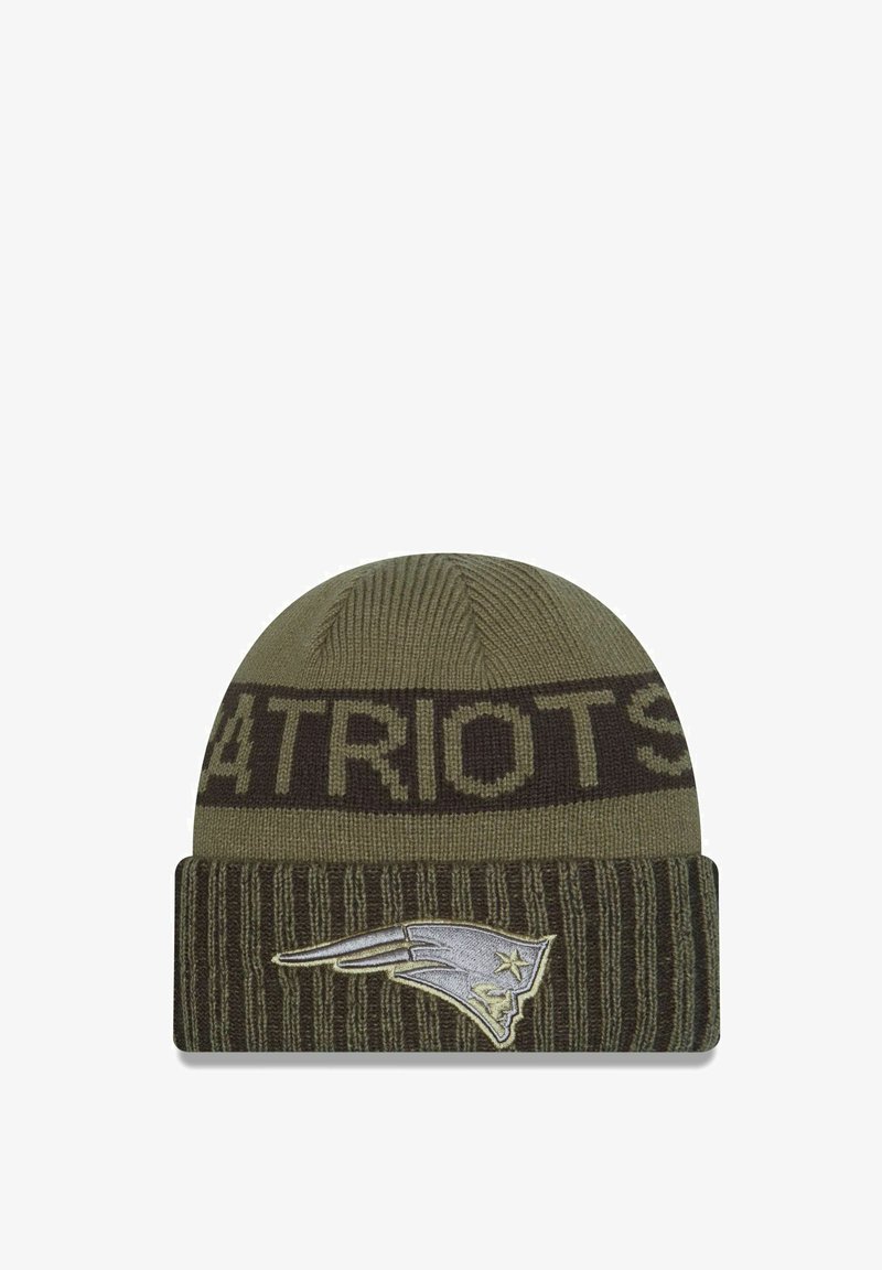 Bonnet tricoté vert avec un revers replié. Présente "PATRIOTS" dans une teinte plus claire et une patch de logo avec un drapeau flottant sur le devant. Texture en côtes verticales.