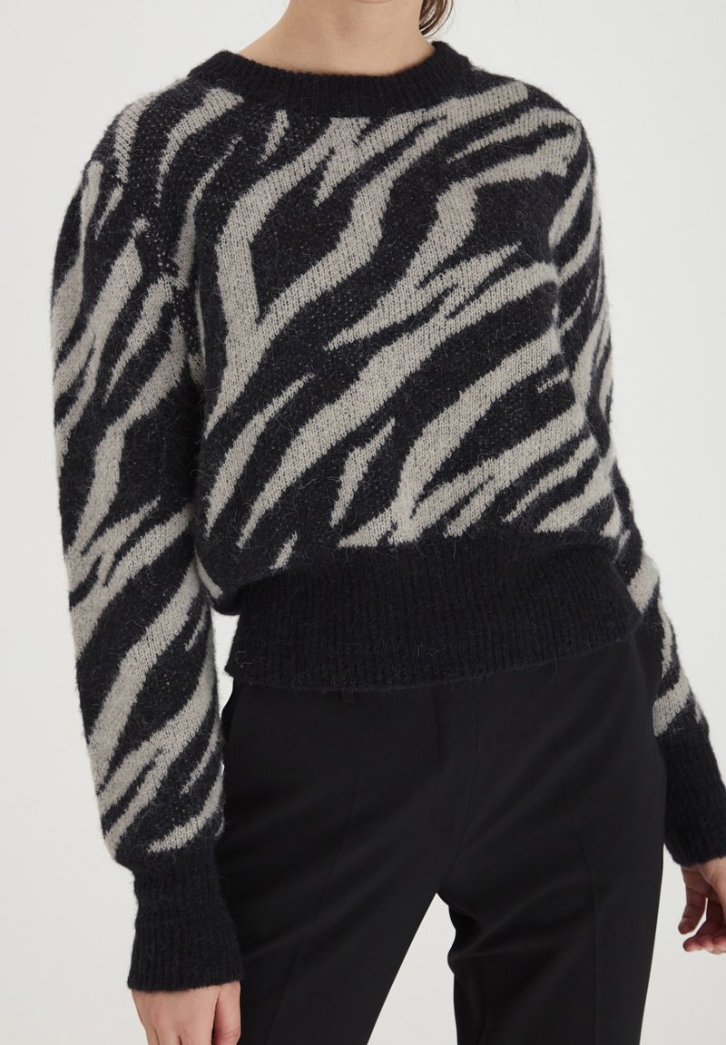 Svart och grårandig tröja med en mjuk textur, ribbade mudd och nederkant. Har en bred rund halsringning och en avslappnad passform.
