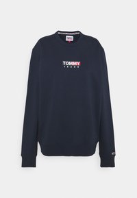 Sudadera de un oscuro color navy con cuello redondo, que presenta un logo "TOMMY JEANS" en blanco y rojo en el pecho. Puños y dobladillo acanalados. Textura suave.
