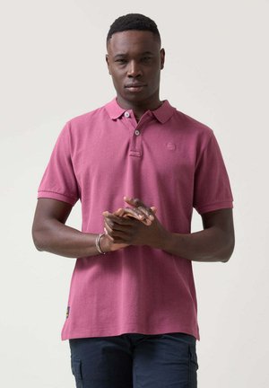 Camisa polo de manga corta en algodón burdeos, con una tapeta de dos botones y un pequeño logo en el lado izquierdo del pecho, con dobladillo recto y aberturas laterales.