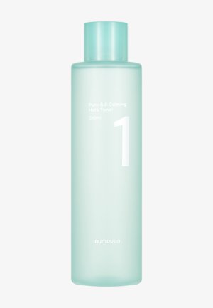 Botella alta, esmerilada, de color verde claro etiquetada como "Pure-full Calming Herb Toner" con un número blanco grande 1, capacidad de 300 ml.