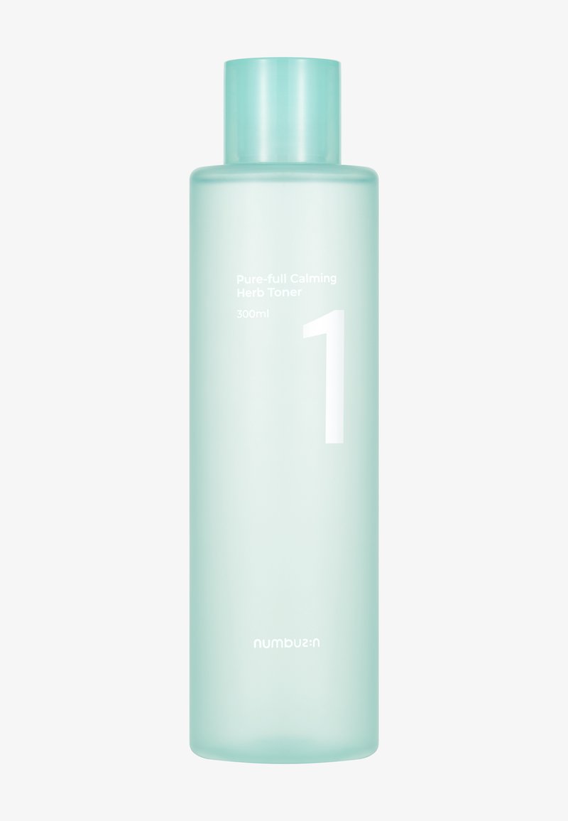 Hoge matgroene fles met label "Pure-full Calming Herb Toner" met groot wit nummer 1, inhoud 300 ml.