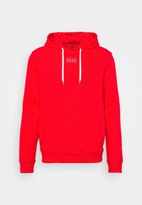 Sudadera roja hecha de una tela suave, con un bolsillo canguro en la parte frontal, capucha ajustable con cordón y un logo bordado en el pecho.