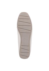Helle beige Schuhsohle mit einer strukturierten, gemusterten GummOberfläche, die horizontale Rillen und ein in der Nähe der Ferse geprägtes Logo aufweist.