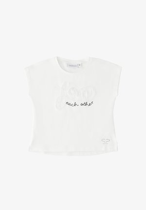 Biała koszula z krótkim rękawem i okrągłym dekoltem, z teksturą napisu „good” oraz czarnym, kursywnym napisem „each other” na środku przodu.