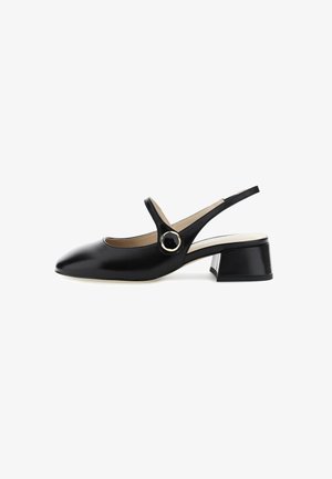 Chaussure slingback en cuir noir dotée d'un petit talon carré, d'un bout pointu et d'un accent décoratif circulaire sur la sangle.