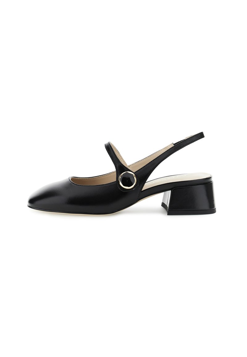 Chaussure slingback en cuir noir dotée d'un petit talon carré, d'un bout pointu et d'un accent décoratif circulaire sur la sangle.