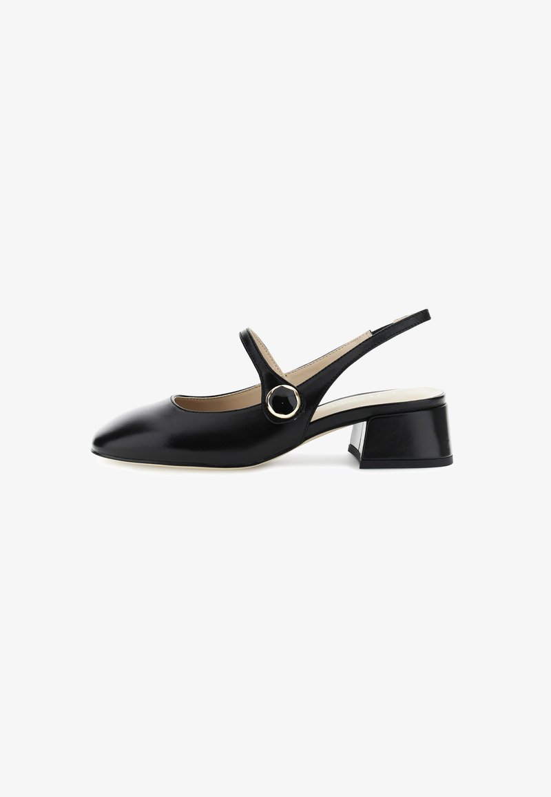 Scarpa slingback nera in pelle con tacco basso a block, punta affilata e un accento decorativo circolare sul cinturino.